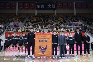 東莞新彤盛女籃獲頒總冠軍戒指 并被授予總冠軍旗幟??