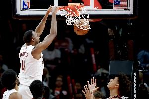 四分衛(wèi)長傳！米切爾后場籃板直接送前場 莫布里快下輕松雙手暴扣