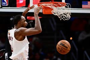 提振士氣！莫布里搶到前場籃板轉(zhuǎn)身到籃下完成雙手掛筐暴扣