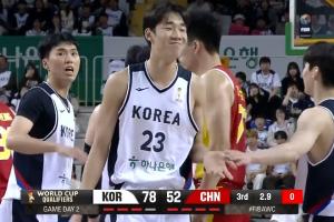 李元錫和胡金秋糾纏裁判響哨 胡金秋被騙到犯規(guī) 前者起身偷笑