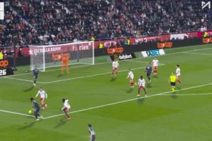 維尼修斯嘗試突破后倒地，赫羅納球員搖手指示意沒犯規(guī)