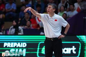 球都拿不穩(wěn)！中國男籃半場8次失誤 對手僅3次