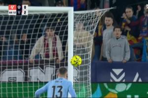 加塞了??尼科輕巧挑射破門，皮球運行線路有點詭異??