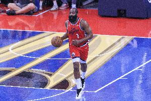 頂不住了！哈登半場(chǎng)貌合神離11分2籃板3助攻4失誤 正負(fù)值-30！