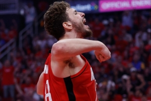 還有機(jī)會(huì)嗎？申京鎮(zhèn)守籃下 釘板大帽菲利波夫斯基