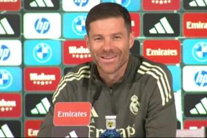 輕松一刻??皇馬發(fā)布會響起碰碰車音樂，緊繃的阿隆索終于笑了