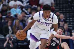 填滿數(shù)據(jù)欄！5號秀貝利上半場6投3中拿到7分2板1助2斷1帽