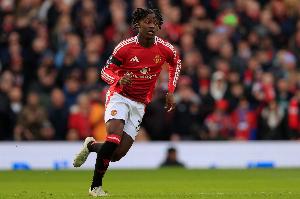 慢鏡頭：那不勒斯已經(jīng)開始與梅努的經(jīng)紀人接觸，曼聯(lián)愿意外租