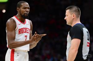 背靠背打累了？杜蘭特干拔三分+上籃+后仰中投 連續(xù)三連鐵！