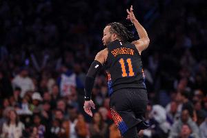 艾弗森的影響！布倫森：小時(shí)候把媽媽的襪子剪掉當(dāng)做護(hù)臂模仿AI