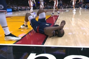 哈登突破痛苦倒地！美媒嘲諷其碰瓷：太無(wú)恥了 沒人碰到他??