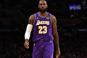 詹姆斯：太陽(yáng)防守極具壓迫我們失誤太多 失分都是被搶斷打出快攻