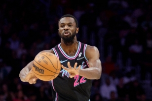 斯波：維金斯是聯(lián)盟頂尖的雙向側(cè)翼球員之一 他能從一防到五