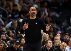 哨聲頻繁！火箭連續(xù)被吹犯規(guī) 爵士罰球穩(wěn)住局勢(shì)