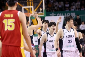 楊毅：韓國(guó)真不能算強(qiáng)隊(duì)&得分點(diǎn)就李賢重一人 對(duì)方心理優(yōu)勢(shì)太大