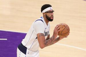 這么打才是你！濃眉上半場13中8得21分6板1助1斷 得分兩隊最高