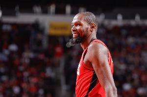 似曾相識(shí)！杜蘭特空位出手穩(wěn)穩(wěn)命中 但腳又踩到三分線算成兩分