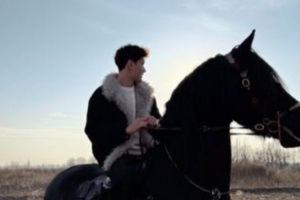 化身騎士??拜合拉木曬騎馬視頻：今天來個不一樣的