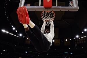 與啦啦隊同場！詹姆斯完成賽前熱身 練習(xí)中投三分 扣籃后雙手吊筐