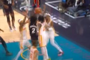 一人晃一隊！CC變向+轉(zhuǎn)身晃過2人直入禁區(qū)空中再躲3人拉桿鎖勝局