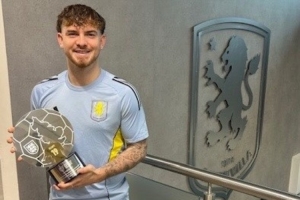 PFA向埃利奧特頒發(fā)特別貢獻(xiàn)獎(jiǎng)，表彰球員U21歐洲杯出色表現(xiàn)