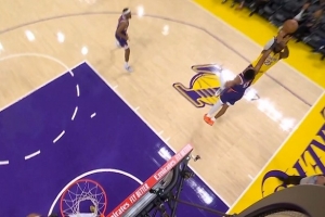 爐火純青！詹姆斯持球背打 轉(zhuǎn)身后仰空心命中