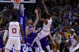 愛(ài)神毫無(wú)感覺(jué)！杜蘭特后仰跳投踢到小樂(lè)福！裁判吹罰投籃犯規(guī)！