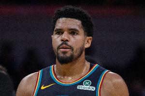 奮力反擊！康寧漢姆搶斷送長傳 哈里斯歐洲步扣籃打停老鷹