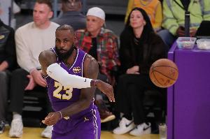 美記：落后25分雷迪克讓詹姆斯繼續(xù)打&不斷給球 直到他得分上雙