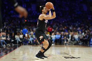 魔仙哥回歸？麥凱恩半場16分鐘正負值+16 9中5拿到11分4助