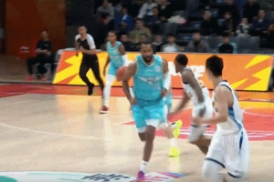 希望無(wú)礙！段昂君反擊被廣廈外援塔克沖撞倒地 緩了好一會(huì)兒才起