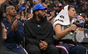 解說談保羅與快船分道揚(yáng)鑣：據(jù)說是在更衣室得罪萊昂納德了