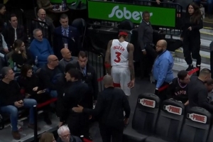 可別是傷了！第三節(jié)未打完 英格拉姆低頭返回更衣室