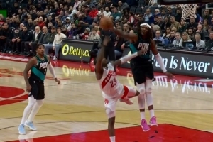 遮天蔽日！羅威單防謝德 騰空暴起將后者上籃扇出界外