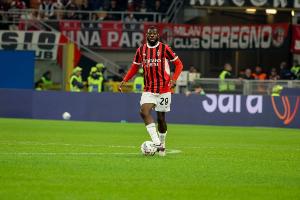 意媒：福法納肌肉不適將缺席米蘭未來2場比賽，上調(diào)18歲小將薩拉