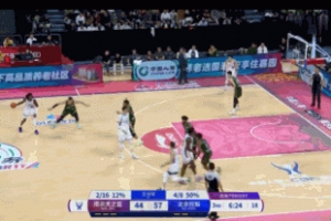 餓虎撲食！拉維特沖搶兩人反擊上籃打停北控