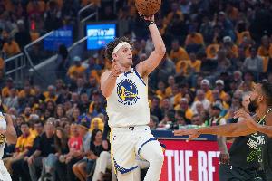 鉚足了勁！波杰姆斯基先連續(xù)虛晃切特拋投2+0 隨后突破再拋投追分