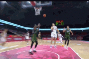 展現(xiàn)身體素質(zhì)！郭昊文助飛隊友空接 隨后個人連續(xù)暴扣追分