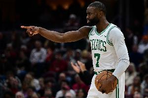 次節(jié)狂轟18分！杰倫·布朗半場14中9砍下22分2助1斷