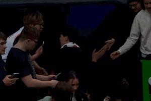 可惜沒有登場機會！楊瀚森離場時在球員通道和球迷握手擊掌