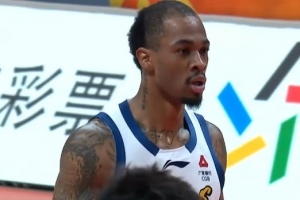 媒體人：雷瓊·塔克身體素質(zhì)超級勁爆 一個人就可撕裂對手防線