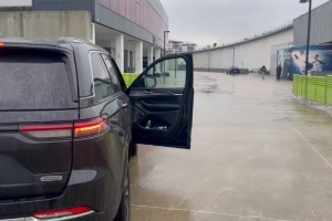 拄拐走路??加蒂抵達(dá)尤文體檢中心接受檢查