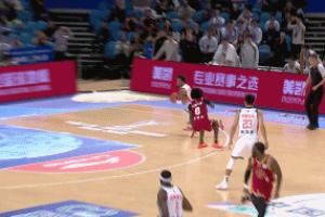 關(guān)鍵吹罰！威金頓手握絕殺機(jī)會(huì) 接球后被吹了走步！