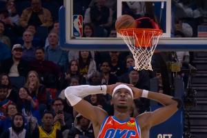 導(dǎo)播神角度制造名場面??亞歷山大罰球后球卡籃脖子 這也行??？