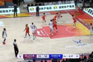 高炮臺發(fā)威！鄭昊燃三分命中還造犯規(guī) 打成3+1穩(wěn)住局勢