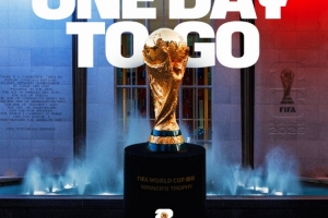 萬眾矚目！世界杯官方曬抽簽儀式倒計時一天海報：大力神杯出鏡