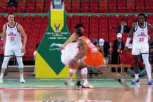 得分組織一把抓！特萊斯半場(chǎng)8中5&三分6中4拿15分 送出7次助攻