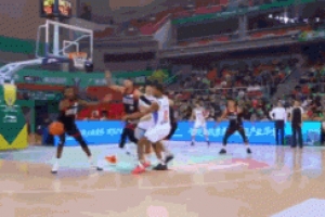 身體素質炸裂！深圳外援史密斯半場8中5轟下20分1板3助2斷2帽