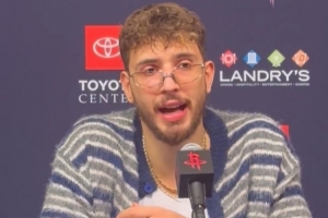 申京：通常中鋒都不樂意球隊再簽別的中鋒 但續(xù)約亞當(dāng)斯我很開心