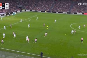 姆巴佩死球穿襠戲耍對(duì)手被對(duì)方推翻在地，主裁對(duì)姆總一通教育??